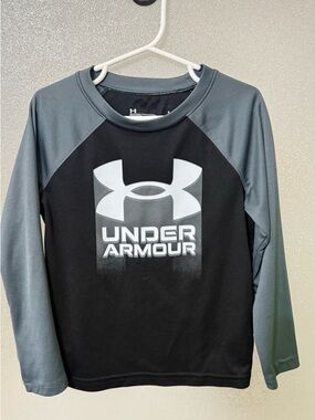 Under Armour Black with Gray Crewneck Logo Athletic Shirt size 5